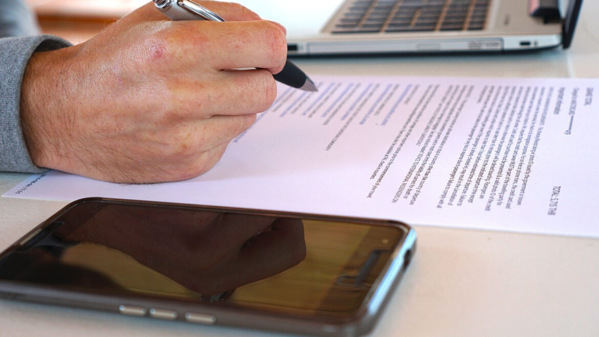 Bien choisir votre assurance rc pro : conseils et critères essentiels