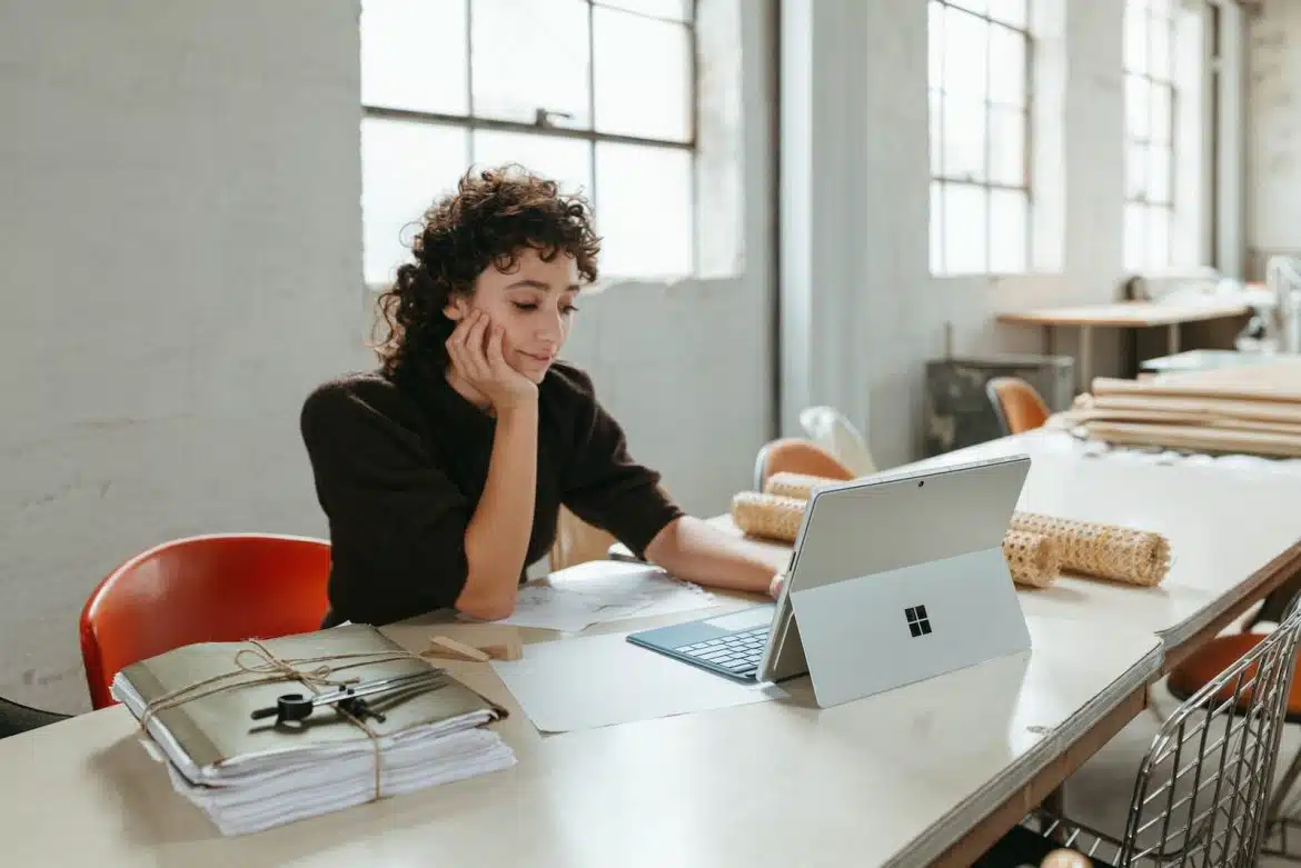 Connectez-vous à l'intranet mobile de Paris : Courriels, Attestations et Remboursements